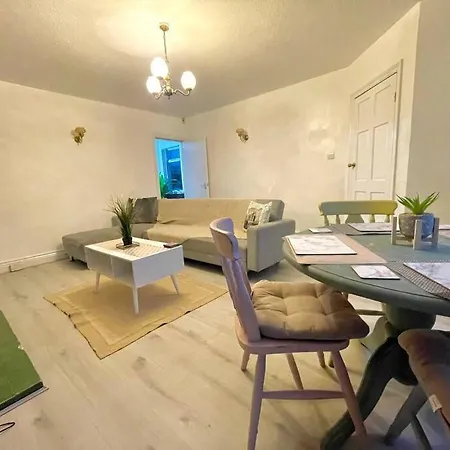 Spacious, Bright, Private Family *