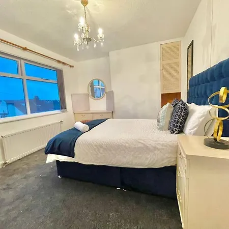 Spacious, Bright, Private Family ليدز