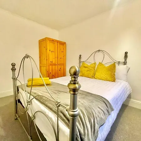بيت للعطل Spacious, Bright, Private Family *