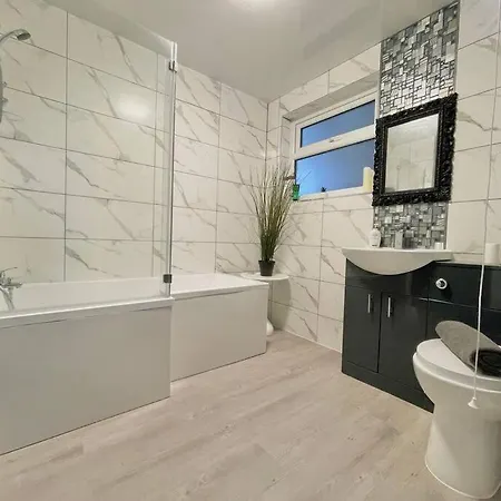 بيت للعطل Spacious, Bright, Private Family