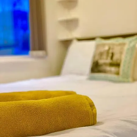 Spacious, Bright, Private Family ليدز